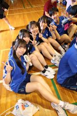 熱気の会場、これがあれば大丈夫！？　ハンディファンなどを片手に楽しむ生徒たち（６日・帯広三条高校、助川かおる通信員）