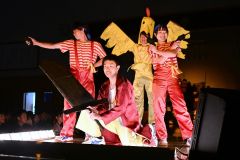 仮装姿のファッションショーでポーズを決める生徒（４日、帯広柏葉高校＝須貝拓也撮影）