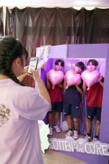 チーム催し物のフォトブースでポーズを決める生徒たち（６日、帯広三条高校、助川かおる通信員）