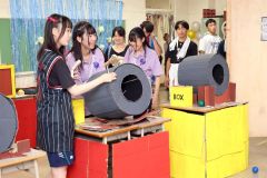 あちこちの教室では生徒が準備した催し物が展開。どの会場も詰め掛けた生徒たちでにぎわった（６日・帯広三条高校、助川かおる通信員）