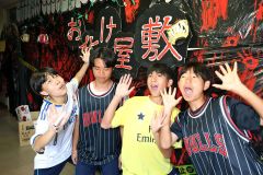 お化け屋敷内の様子を表現する生徒たち（６日、帯広三条高校、助川かおる通信員）