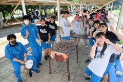 恒例の焼き肉で英気を養う本別高校生