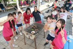 恒例の焼き肉で英気を養う本別高校生
