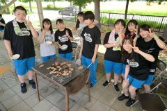 恒例の焼き肉で英気を養う本別高校生