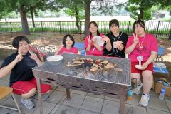 恒例の焼き肉で英気を養う本別高校生
