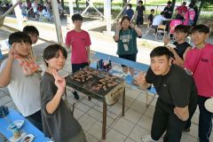 恒例の焼き肉で英気を養う本別高校生