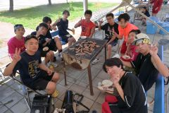 恒例の焼き肉で英気を養う本別高校生
