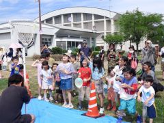 スプラッシュ玉入れ合戦を楽しむ子どもたち