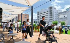 初日は家族連れなど終日多くの人が訪れた。藤丸パーク南側（写真右）に見えるのは旧藤丸（ふじまるビル）で、今年夏以降には解体が始まる