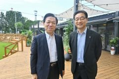 内覧会には米沢則寿市長や帯広信用金庫の高橋常夫前理事長（写真右から）らも駆けつけた。米沢市長は「街中の屋外にこうした空間を作り、賑わいを創出する取り組み自体、これまであまりなかった」と評価。高橋前理事長も「藤丸再生への大きな一歩」と笑顔を見せた