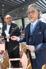 藤丸パークの設計監理などを担った上場企業のスペース（東京）の佐々木靖浩社長と藤丸担当責任者の田中三弘氏（写真右から）は内覧会に出席。「仮設など限られた条件の中、予想以上の出来」と佐々木社長。