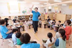 大きな音出て「うれしい！」　ぷちとまとほいくえんスマイル打楽器体験