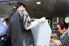 車を使った移動式期日前投票所で投票する有権者