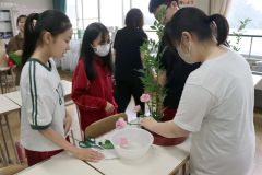 思い思いに花を生ける生徒