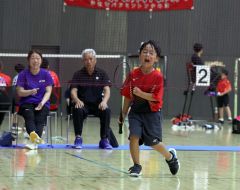 【男子Ｃグループ・決勝】ポイントを奪い、ガッツポーズする芽室町少年団の林楓也、高い集中力で優勝を勝ち取った