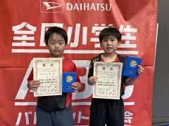 男子Ｃグループ優勝の林楓也と準優勝の伊藤陽（左から）