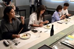 中華のコース料理と日本酒を楽しむモニターツアー参加者（須貝拓也撮影）