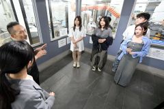 碧雲蔵を見学するモニターツアーの参加者（須貝拓也撮影）