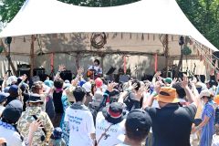大勢の来場者で盛り上がったフェス会場