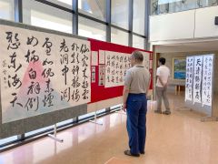 幼児から一般まで会員作品の約５０点が展示されている会場
