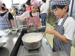 流しそうめんを調理する児童