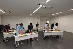 講習で救急救命を学ぶ参加者たち