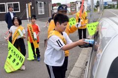 児童たちがドライバーらに安全運転を呼び掛けた街頭啓発