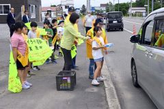 児童たちがドライバーらに安全運転を呼び掛けた街頭啓発