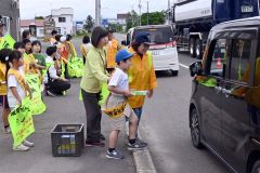 児童たちがドライバーらに安全運転を呼び掛けた街頭啓発