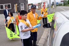 児童たちがドライバーらに安全運転を呼び掛けた街頭啓発