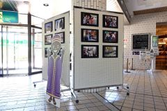 ウズベキスタンの写真を展示するパネル