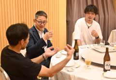 食事を楽しみながら意見交換をする林業関係者。右が笠原さん
