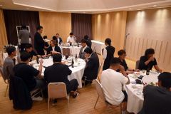 食事を楽しみながら意見交換をする林業関係者