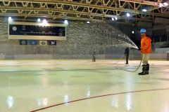 帯広の森アイスアリーナでリンクの製氷作業進む　１５日に今季の営業開始