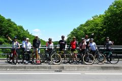 岩内橋での記念写真に納まる参加者たち