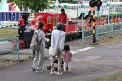 豆汽車をはじめ多くの遊具が営業を再開した（１１日午前１０時５０分ごろ、須貝拓也撮影）