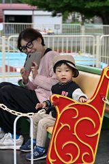 営業再開した遊具を楽しむ親子（１１日午前１０時４０分ごろ、須貝拓也撮影）