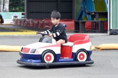 営業再開した遊具を楽しむ子ども（１１日午前１０時４０分ごろ、須貝拓也撮影）