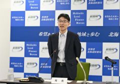 着任記者会見を行う秋田局長