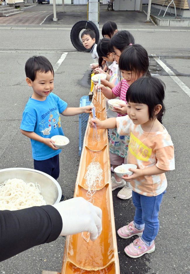 園児らが流しそうめん楽しむ　音更