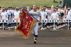 優勝旗を返還する白樺学園の上一颯主将