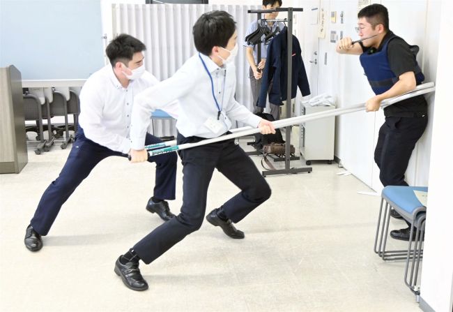 さすまた使い安全確保　帯広公共職業安定所で不審者対応研修