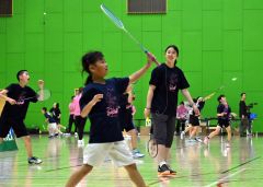 永原さん(右)が見守る中、元気よく練習する子どもたち(12日、午前11時50分ごろ、芽室町総合体育館で。金野和彦撮影)