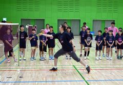 子どもたちの前で、お手本を見せる永原さん(12日、午前11時半ごろ、芽室町総合体育館で。金野和彦撮影)