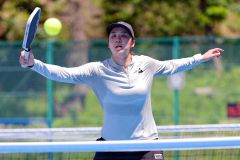 ピックルボールの練習に励む永原和可那さん。選手として普及に努め、スポーツの持つ素晴らしさを伝えていく（大賀章好撮影）