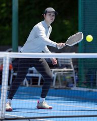 ピックルボールの練習に励む永原和可那さん。選手として普及に努め、スポーツの持つ素晴らしさを伝えていく（大賀章好撮影）