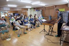 うちわを振りながら演奏を楽しむ参加者