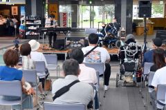 「ＫＹＯＥＩ　ＢＲＯＴＨＥＲＳ」によるオープニングライブで幕開けしたアクセシビリティセミナー