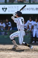 【１回戦・白樺学園―旭実】白樺学園は８回１死一塁で上一颯主将が右翼に２点本塁打を放ち３－０とする（須貝拓也撮影）