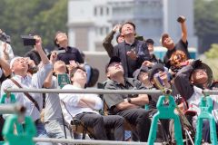 ロケットが一気に青空へと上昇する様子を見守る観客ら（１２日午前１１時４０分ごろ、石原秀樹通信員撮影）